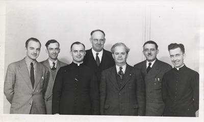 Photographie d’Herv&eacute; Lemieux, Laurent Gaboury, L&eacute;on B&eacute;lair, Louis Charbonneau, Ernest Denis et l’abb&eacute; Anicet Morin, ca 1950
