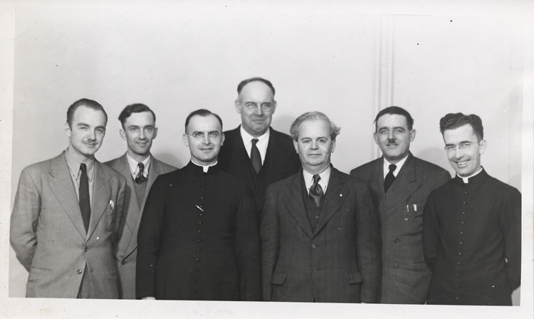 Photographie d’Herv&eacute; Lemieux, Laurent Gaboury, L&eacute;on B&eacute;lair, Louis Charbonneau, Ernest Denis et l’abb&eacute; Anicet Morin, ca 1950
