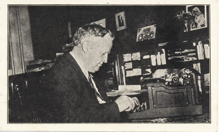 Reproduction du recto d’une carte postale comprenant une photographie de l’Oncle Jean, Victor Barrette, 9 ao&ucirc;t 1944.