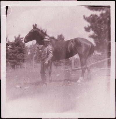 Reproduction d’une photographie de Fr&eacute;d&eacute;ric Pigeon et d’un cheval, Rockland (Ontario), 1910.